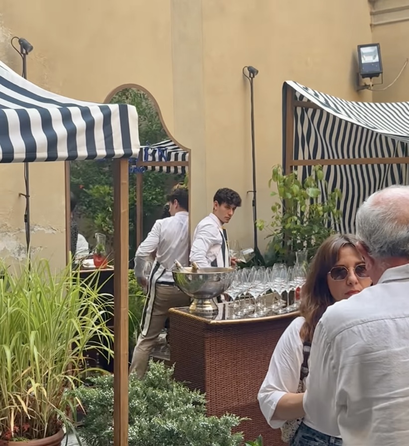 Allestimento Mediterranean Pop con verde, vetro e materiali naturali