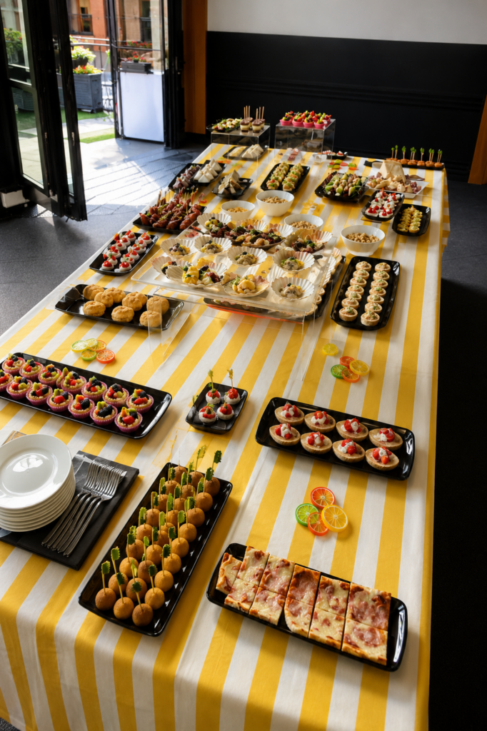 Cocktail aziendale a Milano con buffet gourmet, finger food e open bar realizzato da Food Mood Catering.