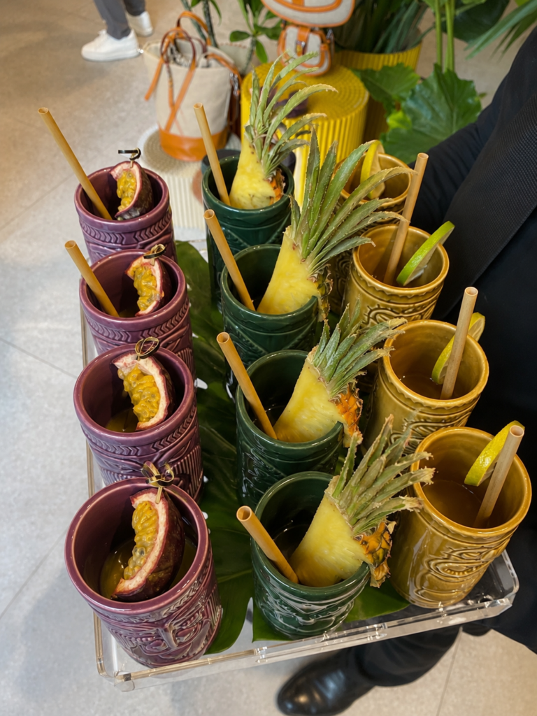 Cocktail tropicali serviti durante un open bar per evento aziendale a Milano con decorazioni di ananas, frutto della passione e lime realizzato da Food Mood.
