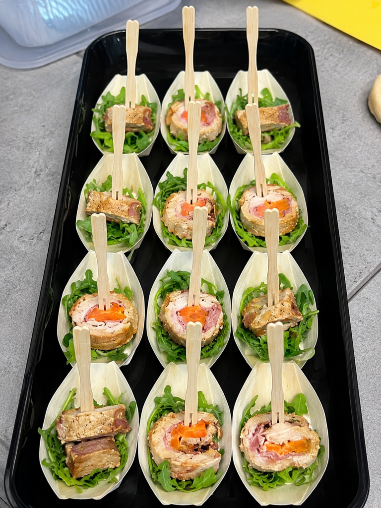 Finger food gourmet servito in monoporzioni durante un catering aziendale a Milano organizzato da Food Mood Banqueting.