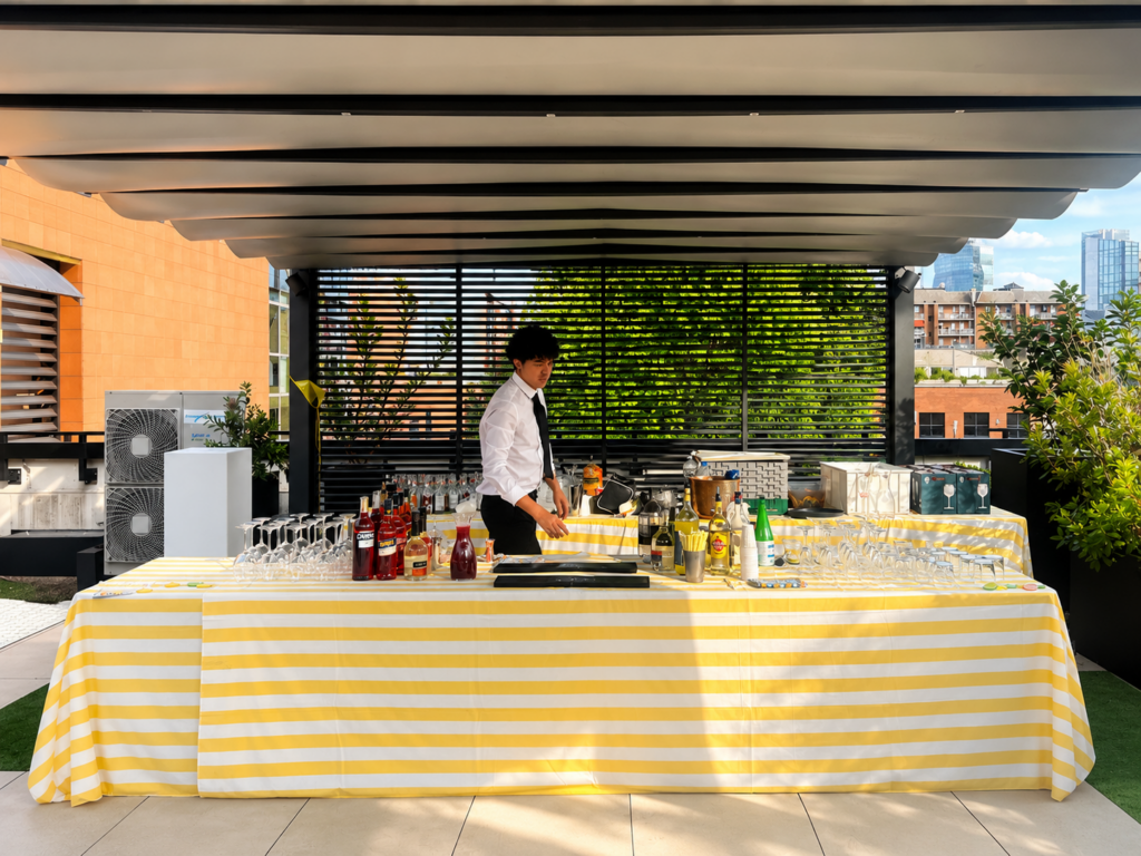 Servizio open bar professionale per cocktail party aziendale a Milano con bartender, allestimento elegante e catering Food Mood.
