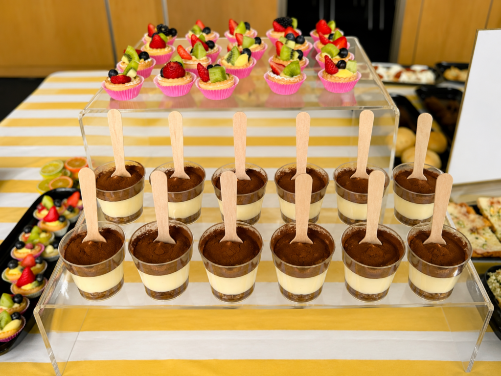 Tiramisù monoporzione servito durante un catering aziendale a Milano con dessert gourmet preparati da Food Mood Banqueting.