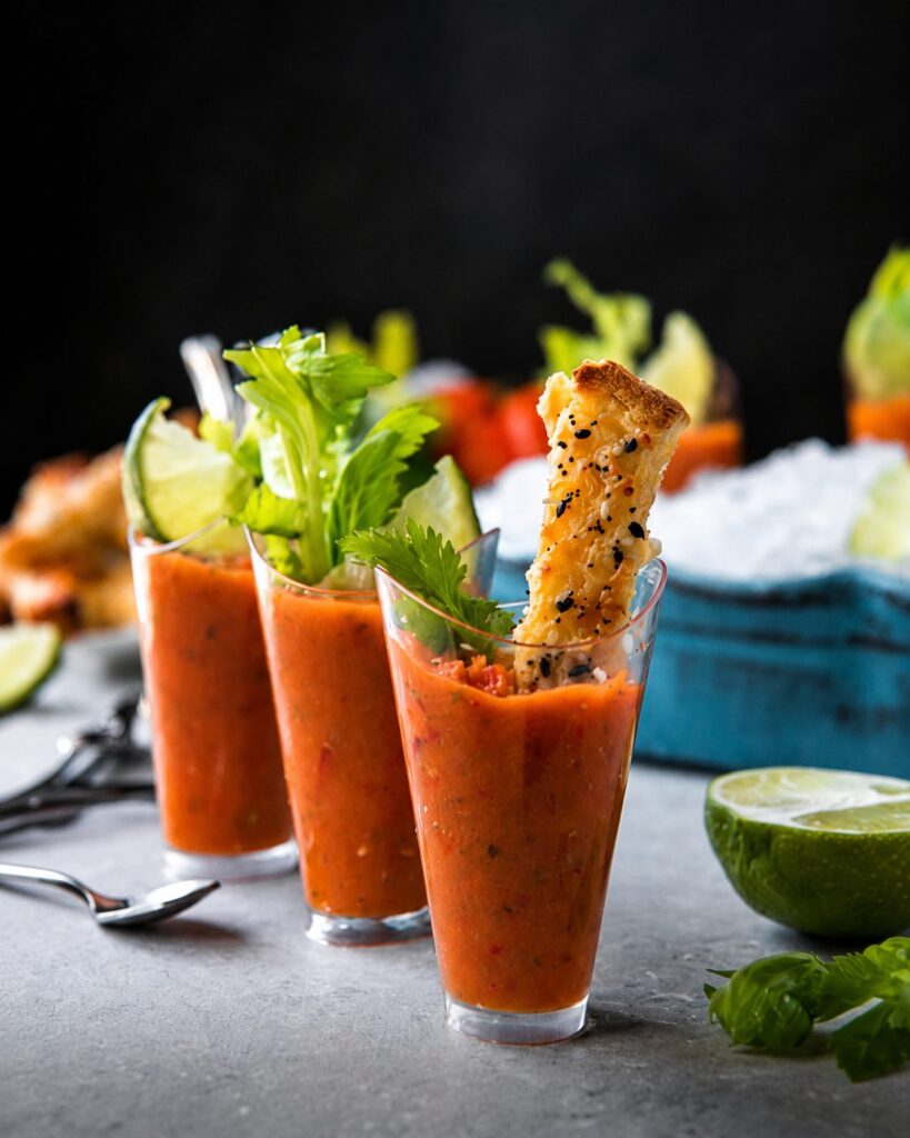 Bicchierini di gazpacho di verdure fresche con crostino e guarnizione di lime