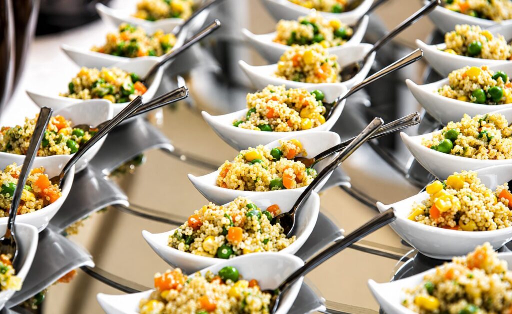 Cous cous mediterraneo alle erbe fresche servito in coppette per buffet